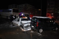AYDINLATMA DİREĞİ - Yozgat'ta Yolcu Otobüsü Kaza Yaptı Açıklaması 4 Yaralı