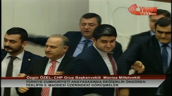 CHP'liler kürsüyü işgal etti, kavga çıktı