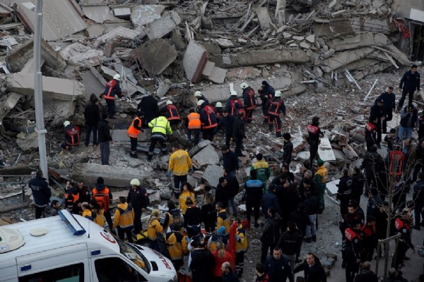 Zeytinburnu'da bina çöktü! 1'i çocuk 2 ölü , 17 yaralı