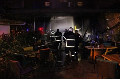 Adana'da Bir Cafe-Bar Yandı Açıklaması 1 Kişi Dumandan Etkilendi