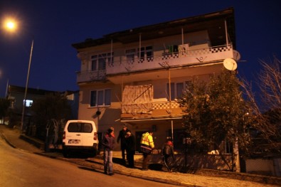 Araç Eve Daldı, Yaşlı Çift Duvarın Altında Kaldı