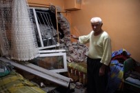 YAŞLI ÇİFT - Ekmek Aracı Eve Daldı, Yaşlı Çift Duvarın Altında Kaldı