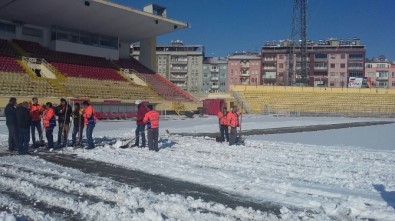 İnönü Stadı'nda Kar Temizliği