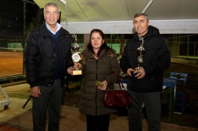 Mezitli'de 3 Ocak Tenis Turnuvası'nın Kazananları Kupalarını Aldı