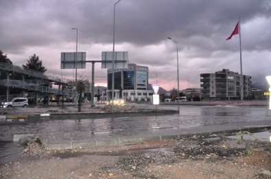 Milas-Bodrum Karayolunu Su Bastı