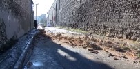 SULUKULE - Sulukule'de Surlar Servis Aracının Üzerine Düştü