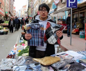 Kazak Öğrenci, Kazak Satarak Okuyor