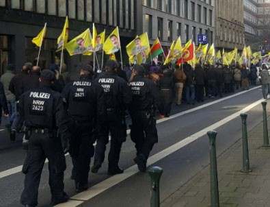 Osmanlı sancağına yasak, PKK'ya kalkan oldular!