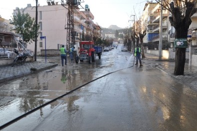 Salihli'de Cadde Ve Sokaklar Temizleniyor