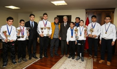 Şampiyonlardan Başkan Tuna'ya Teşekkür Ziyareti