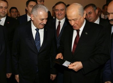 Başbakan Yıldırım'dan Bahçeli'ye Meclis'te jest