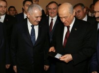 AKILLI KİMLİK KARTI - Başbakan Yıldırım'dan Bahçeli'ye Meclis'te jest