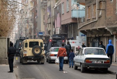 Diyarbakır'da EYP'li saldırı: 2 yaralı