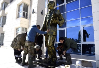 Silifke Adalet Sarayı'na 3 Metrelik Atatürk Anıtı