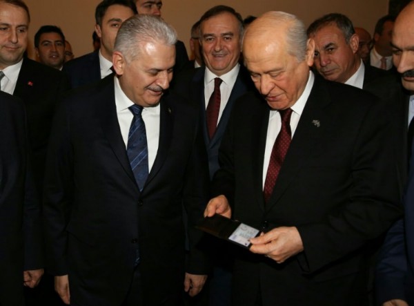 Başbakan Yıldırım'dan Bahçeli'ye Meclis'te jest