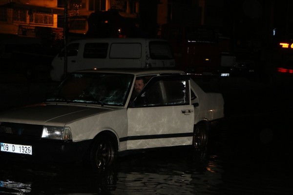 İzmir'de sağanak yağış hayatı olumsuz etkiledi