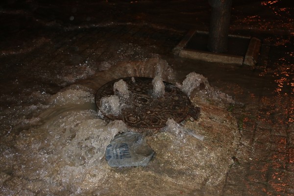 İzmir'de sağanak yağış hayatı olumsuz etkiledi