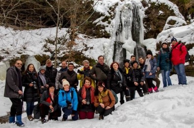 Buz Tutan Beşikderesi Şelalesi Kış Turizmcilerin İlgi Odağı