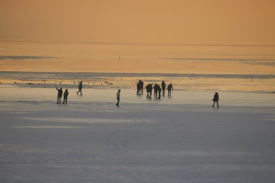 Buz Tutan Gölde Tehlikeli Yürüyüş