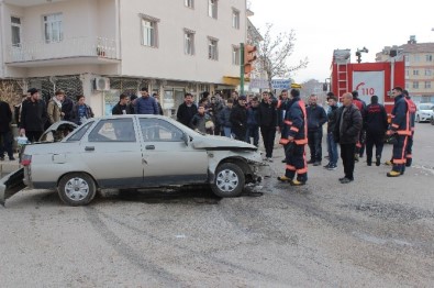 Elazığ'da Öğrenci Servisi İle Otomobil Çarpıştı Açıklaması 2 Yaralı