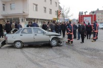 ÖĞRENCİ SERVİSİ - Elazığ'da Öğrenci Servisi İle Otomobil Çarpıştı Açıklaması 2 Yaralı