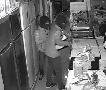 Hırsızlar Güvenlik Kameralarına Takıldı