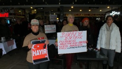Marmaris'te 'Türkiye İçin 1 Dakika Ayağa Kalk' Eylemi