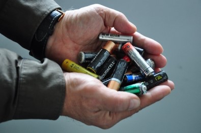 Milas'ta Toplanamayan Piller Tehlike Yaratıyor