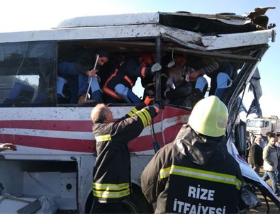 Rize'de TIR ile yolcu minibüsü çarpıştı