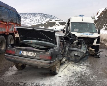 Yolcu Minibüsü İle Otomobil Çarpıştı Açıklaması 1 Ölü, 6 Yaralı