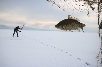 Buz Tutan Beyşehir Gölü'nde 'Eskimo' Usulü Balık Avı