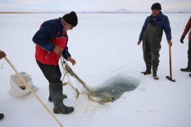 Buz Tutan Gölde Eskimo Usulü Balık Avı