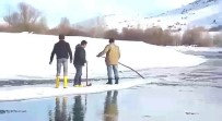 BALIK TUTMAK - Buzdan Sal Yapıp Nehri Geçtiler