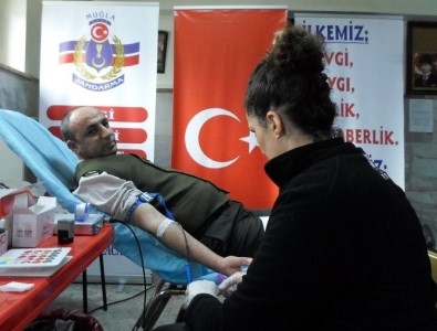 Mehmetçik'ten Kızılay'a Kan Desteği