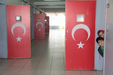 Okulda Kapılar Türk Bayrakları Ve 15 Temmuz Kahramanları İle Süslendi