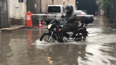 Sağanak Yağış İzmir'de Cadde Ve Sokakları Göle Çevirdi