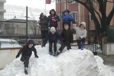 Tekirdağ'da Öğrencilerin Kartopu Eğlencesi