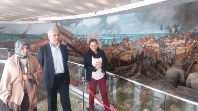 Vali Güvençer Eşiyle Birlikte Çanakkale Şehitleri Anıtı'nı Ziyaret Etti