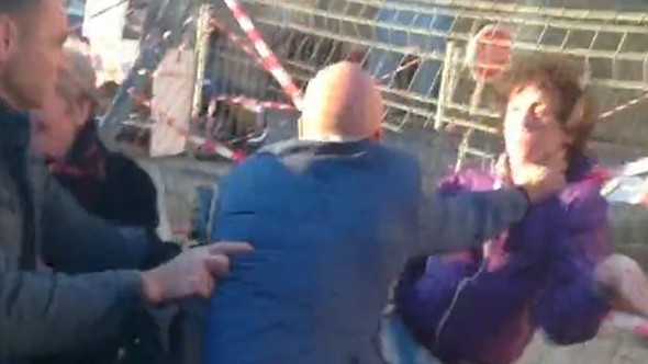 19 yaşındaki genç Fransa eski başbakanını tokatladı