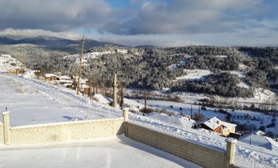 Bursa'da Soğuktan Akan Çeşmeler Buz Tuttu