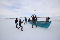 İBRAHIM ERDOĞAN - Donan gölde voleybol oynadılar
