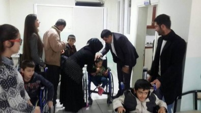 Ergani'de 26 Engelliye Tekerlekli Sandalye Dağıtıldı