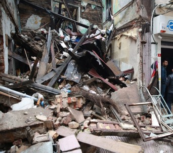Fatih'te 3 Katlı Metruk Bina Çöktü