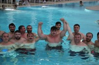 RIZA KAYAALP - Milli Güreşçi Rıza Kayaalp, Rakibini Bu Kez Minderde Değil Havuzda Tuş Etti