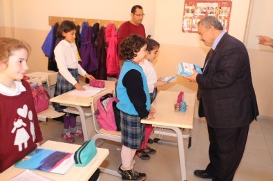 Necdet Uysal 'Gençlerle Başbaşa' Kitabını Öğrencilere Hediye Etti