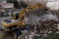 BILGE AKTAŞ - Sel Sularının Tahrip Ettiği Ev, Sahiplerinin Talebi Üzerine Yıkıldı