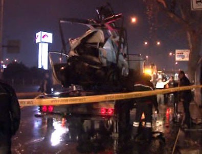 Ticari araç polis otosuna çarptı: 2'i polis 3 yaralı