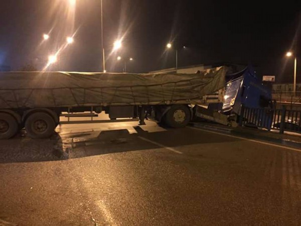 Bursa'da sürücüsüz TIR korku dolu dakikalar yaşattı