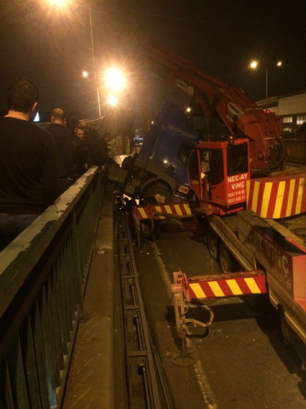 Bursa'da sürücüsüz TIR korku dolu dakikalar yaşattı