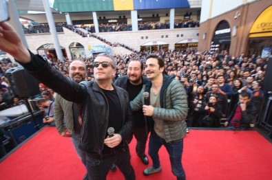 'Çalgı Çengi İkimiz' Filminin Oyuncuları Forum Mersin'de Hayranlarıyla Buluştu